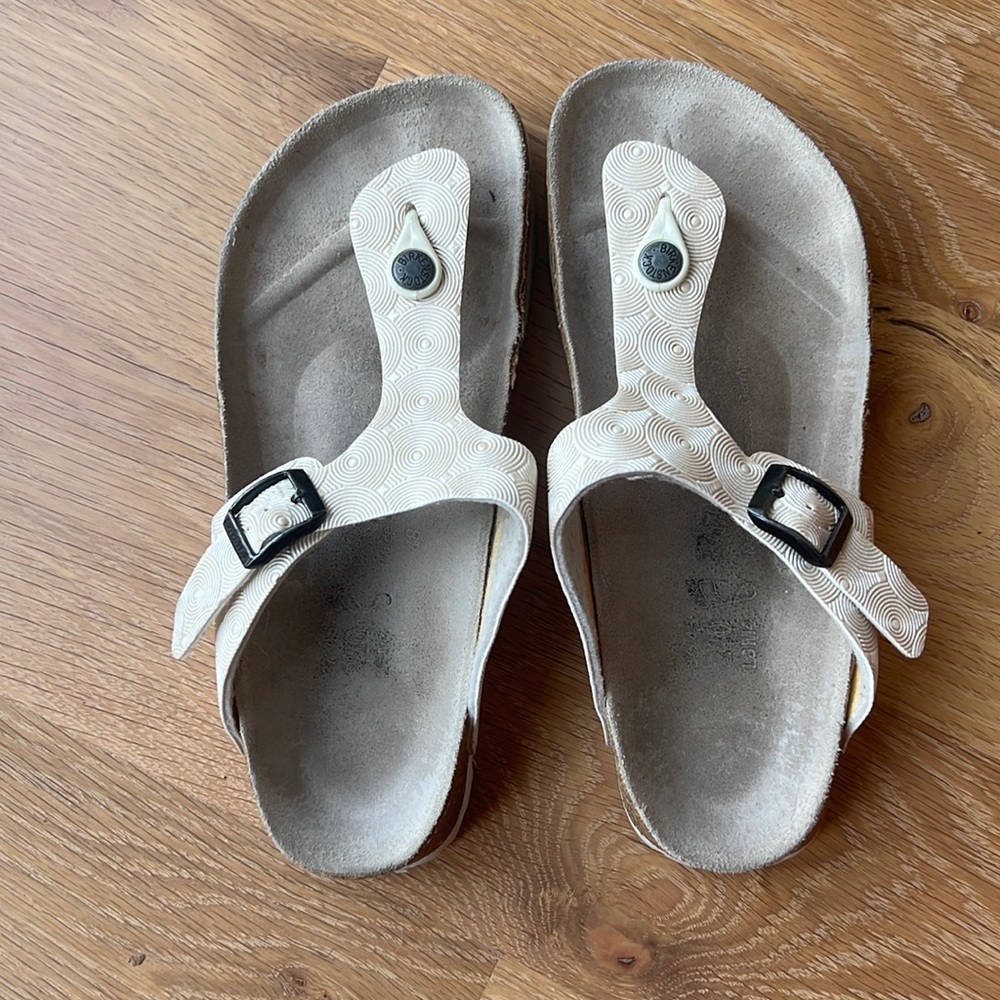 Birkenstock gizeh sandals white swirl pattern